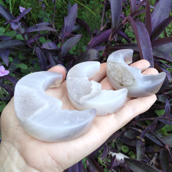 Agate moon face carving