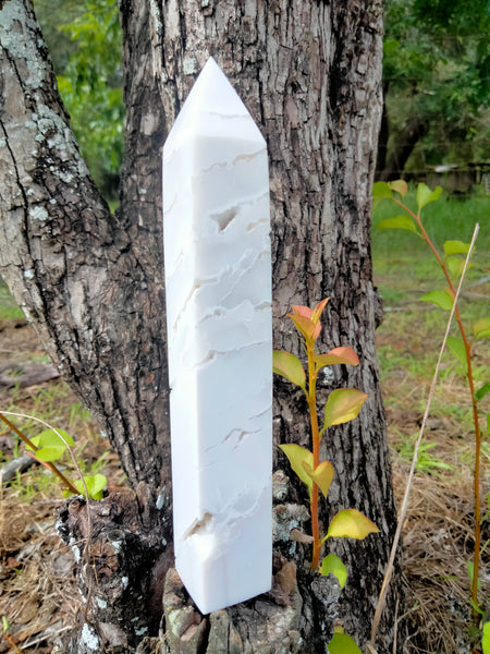 White lace agate with durzy caves in white marble stone Tower